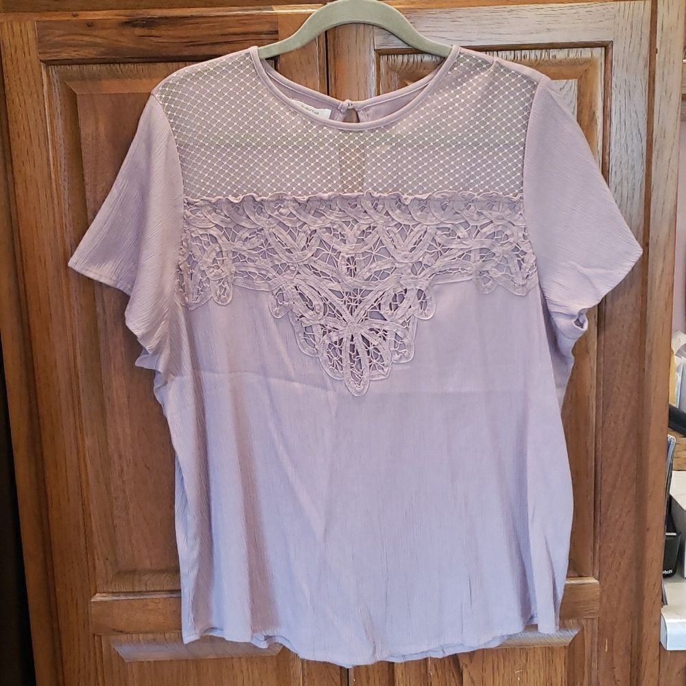 Like New! Maurices Size 1x Mauve Top with Lace & Mesh Detailing